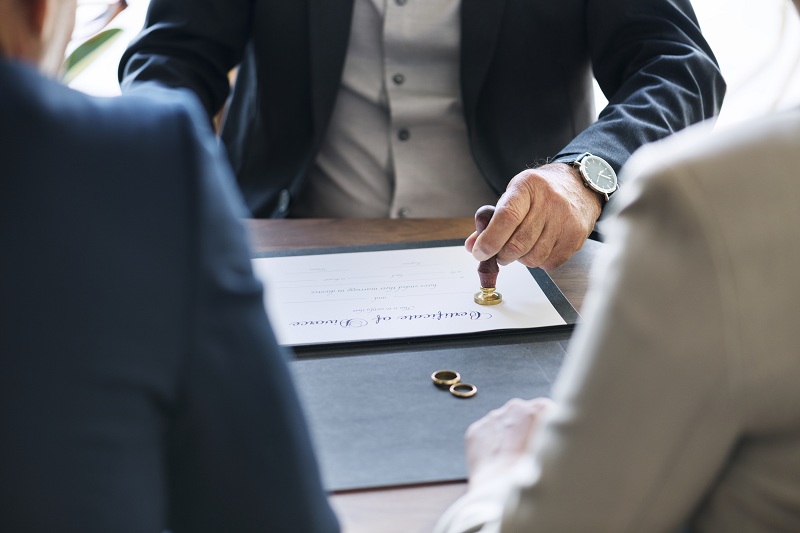 signing a divorce with an attorney